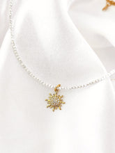 Filigrane Boho Halskette aus kleinen Glasperlen mit goldenem Sonnenanhänger